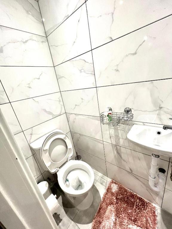 Heathrow Guest House - Oakway Feltham エクステリア 写真