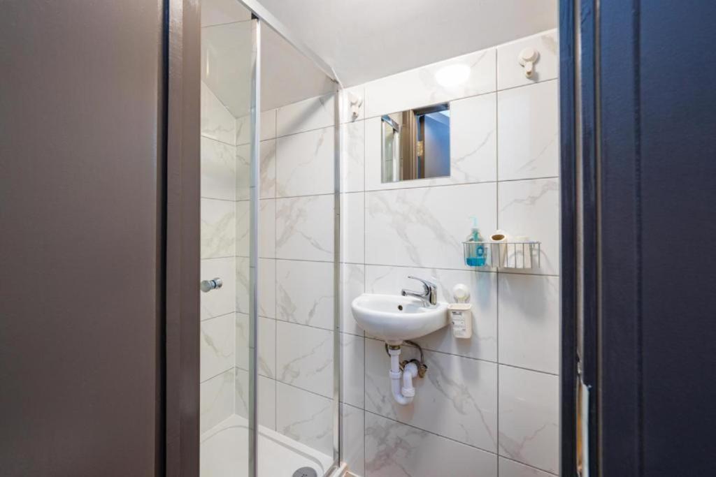 Heathrow Guest House - Oakway Feltham エクステリア 写真